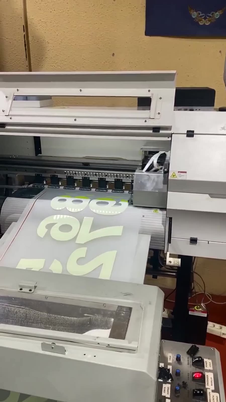 Proceso de impresión DTF flúor en el taller