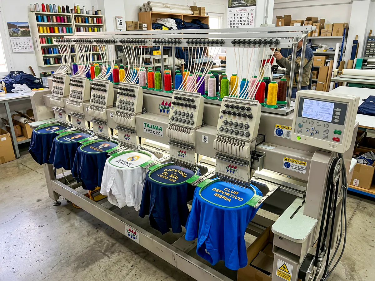 Máquina Tajima de bordado trabajando en el taller