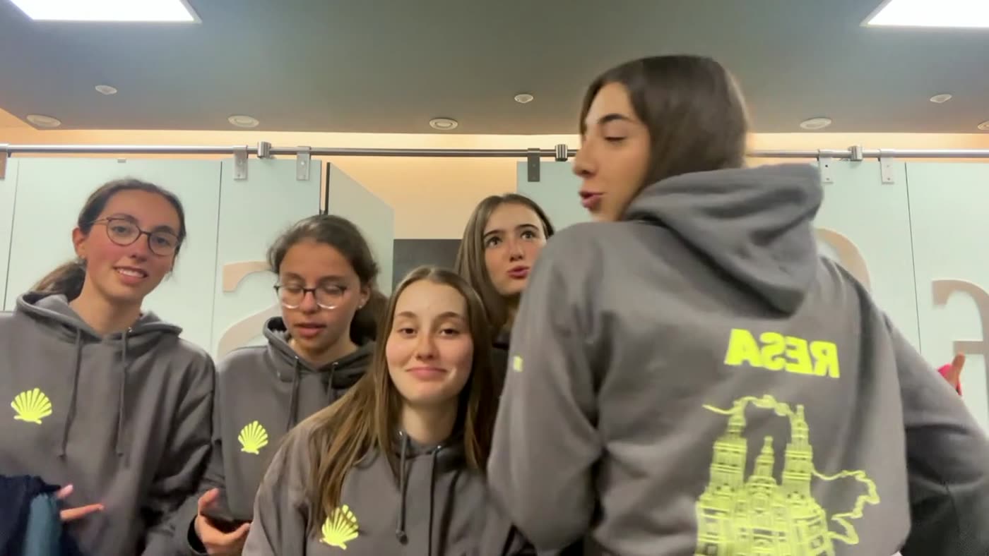 Grupo de estudiantes mostrando sus sudaderas personalizadas