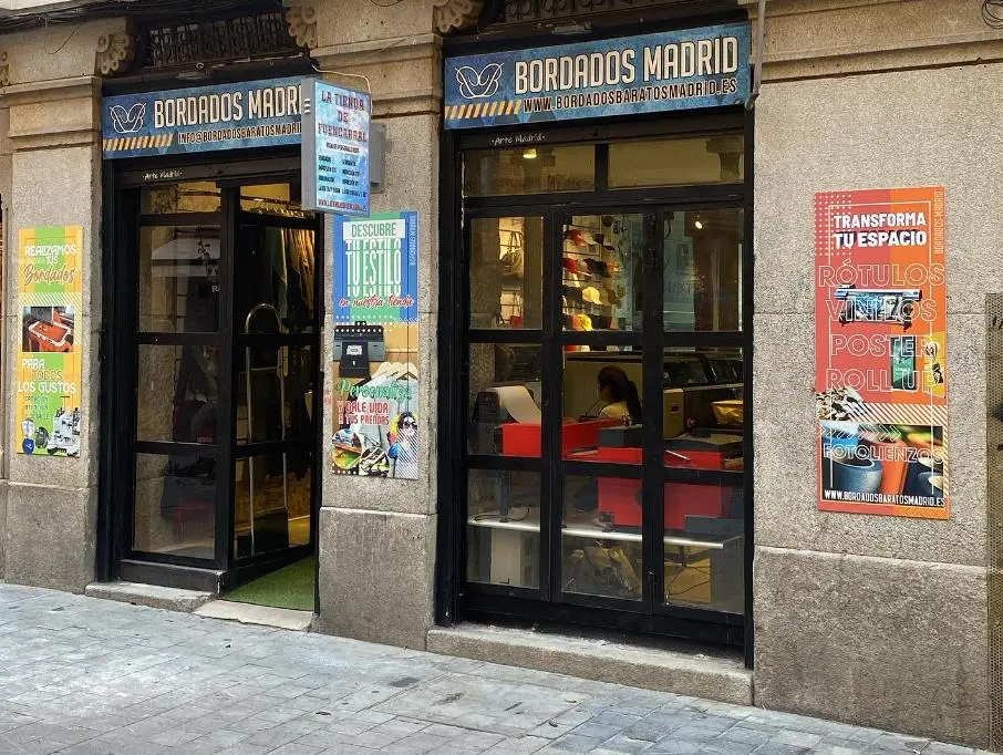 Fachada del taller de personalización en San Sebastián de los Reyes